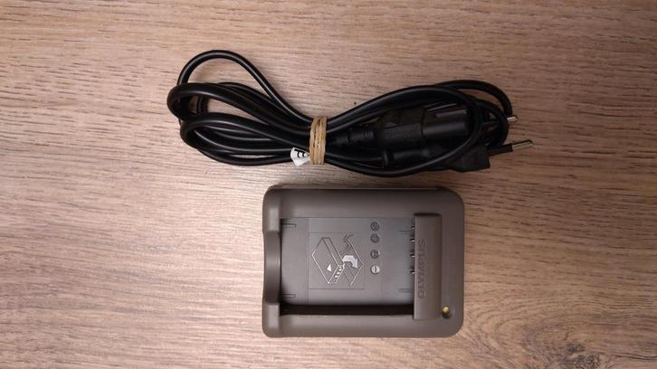 Olympus acculader PS-BCS-5, Audio, Tv en Foto, Opladers, Zo goed als nieuw, Ophalen of Verzenden