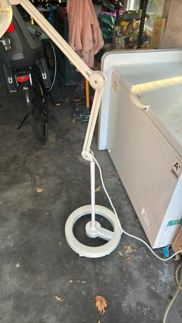 Loep lamp groot op verrijdbare voet beschikbaar voor biedingen