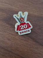 V 527 Vintage '20 Years' Pin, Verzamelen, Speldjes, Pins en Buttons, Ophalen of Verzenden, Gebruikt, Overige onderwerpen, Speldje of Pin
