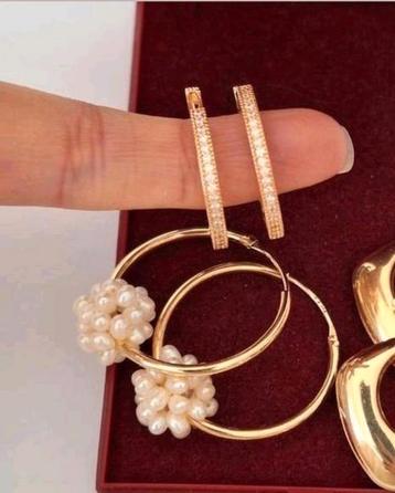 14 karaat gouden oorbellen met zirkonen en hoekige oorringen beschikbaar voor biedingen