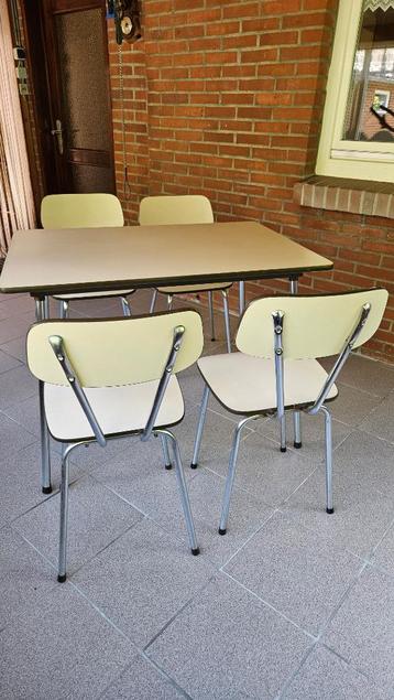 Retro tafel met 4 stoelen beschikbaar voor biedingen