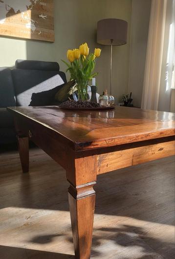 Mooie salontafel beschikbaar voor biedingen