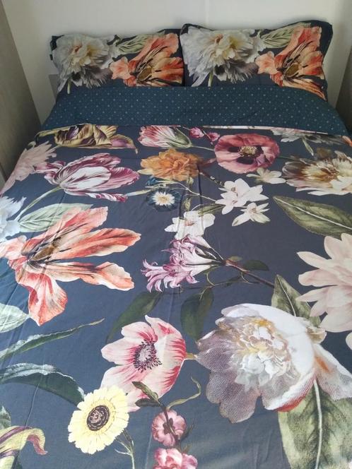 Essenza Dekbedovertrek Fleur Burgundy Donkerblauw, Huis en Inrichting, Slaapkamer | Beddengoed, Zo goed als nieuw, Dekbedovertrek