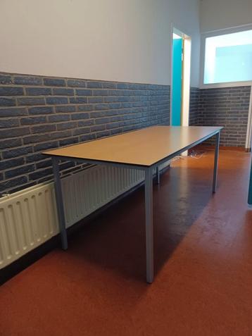 Mooie tafel met kleine beschadiging beschikbaar voor biedingen
