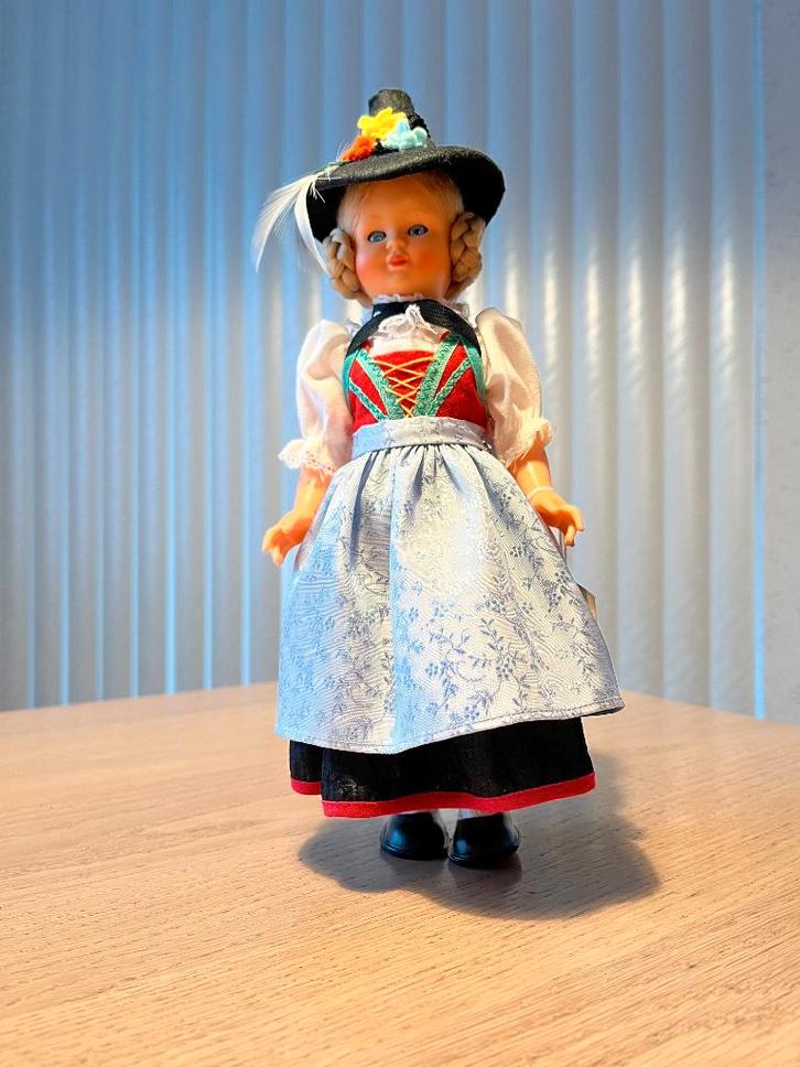 Pop in Oostenrijkse klederdracht NIEUW in org. verpakking!!, Verzamelen, Poppen, Nieuw, Pop, Ophalen of Verzenden