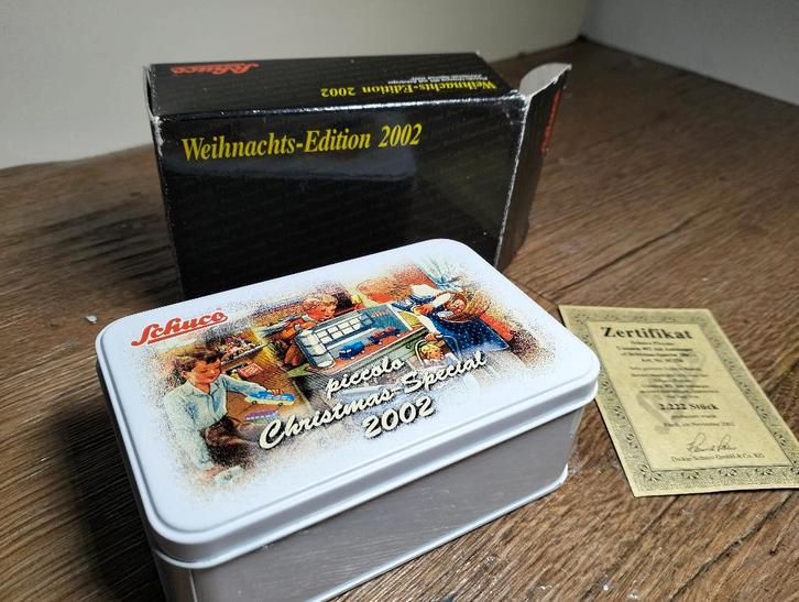 Te koop Schuco Unimog 401 met aanhanger Christmas 2002., Hobby en Vrije tijd, Modelauto's | 1:87, Zo goed als nieuw, Bus of Vrachtwagen