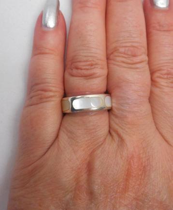 Zilveren ring met rondom witte parelmoer maat 18.5 nr.1376 beschikbaar voor biedingen