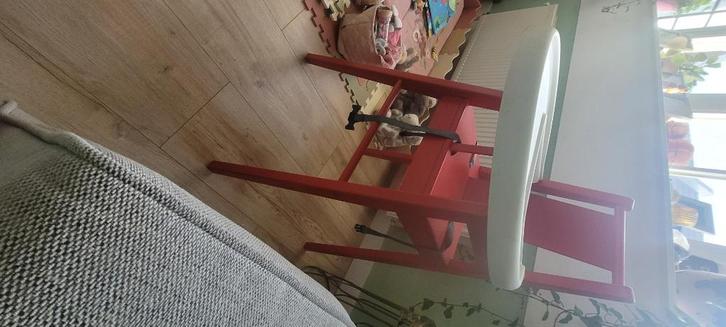 Hoge kinderstoel Blames Ikea rood hout met wit blad, Kinderen en Baby's, Kinderstoelen, Gebruikt, Overige typen, Aanschuifbaar