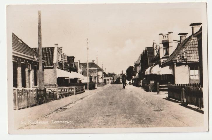 St. Nicolaasga Lemmersweg oude ansichtkaart 1955, Verzamelen, Ansichtkaarten | Nederland, Gelopen, Friesland, 1940 tot 1960, Verzenden