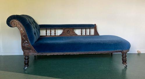 Chaise Lounge antiek donkerblauw velours gecapitonneerd, Huis en Inrichting, Banken | Sofa's en Chaises Longues, Zo goed als nieuw