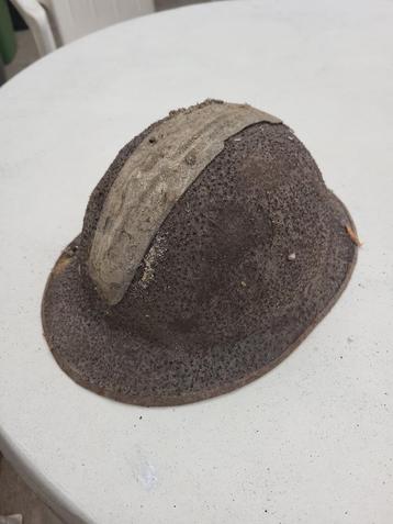 Schuurvondst oude HELM beschikbaar voor biedingen