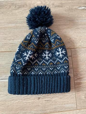 Blauwe muts met pompon en Noors motief beschikbaar voor biedingen