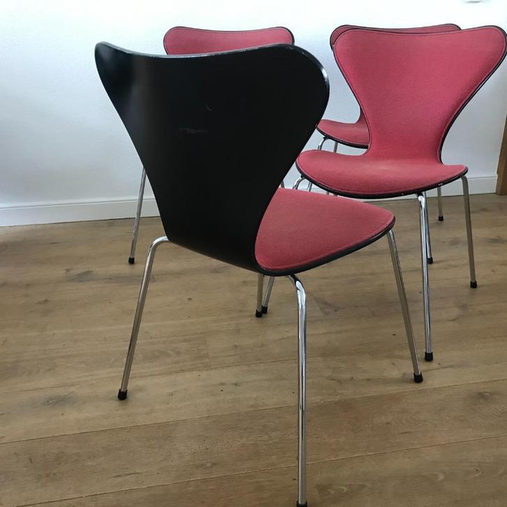 4 Fritz Hansen 3107 vlinder stoel gestoffeerd zwart rood, Huis en Inrichting, Stoelen, Gebruikt, Eén, Rood, Ophalen