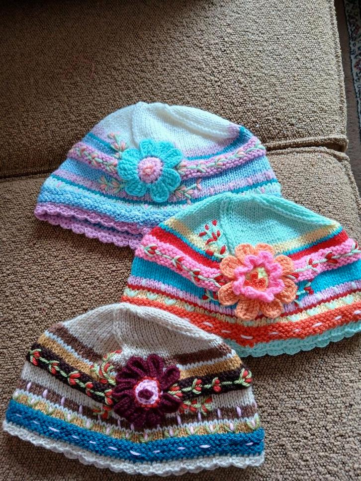 Handgemaakte Gebreide Muts met Bloem, Kleding | Dames, Hoeden en Petten, Nieuw, Pet, One size fits all, Ophalen of Verzenden