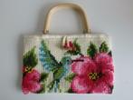 Geborduurde tas met kolibri en hibiscus bloemen bamboe greep, Ophalen of Verzenden, Nieuw, Beige, Handtas