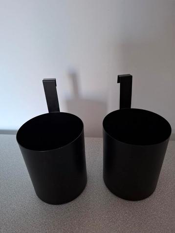 Bakjes met ophanghaak plantjes, pennen etcetera. beschikbaar voor biedingen