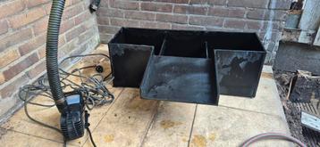 Plantenfilter met waterval en pomp 75x25x26 LxDxH beschikbaar voor biedingen