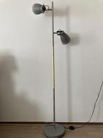 Vloerlamp metaal en hout(look) twee spotjes, Huis en Inrichting, Lampen | Vloerlampen, Ophalen of Verzenden, Zo goed als nieuw