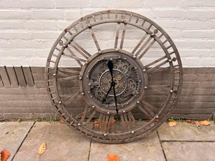 Grote Industriële Wandklok met Tandwielen dia 90cm, Huis en Inrichting, Woonaccessoires | Klokken, Gebruikt, Wandklok, Analoog