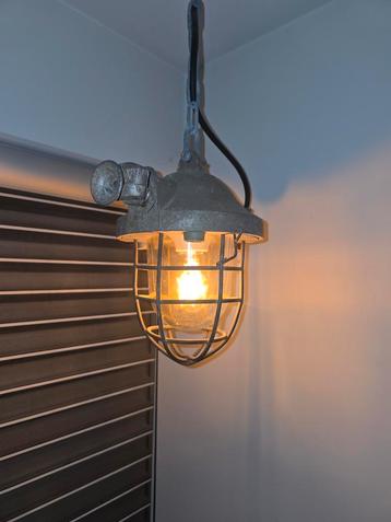 Oude Brocante Industriële Lamp beschikbaar voor biedingen