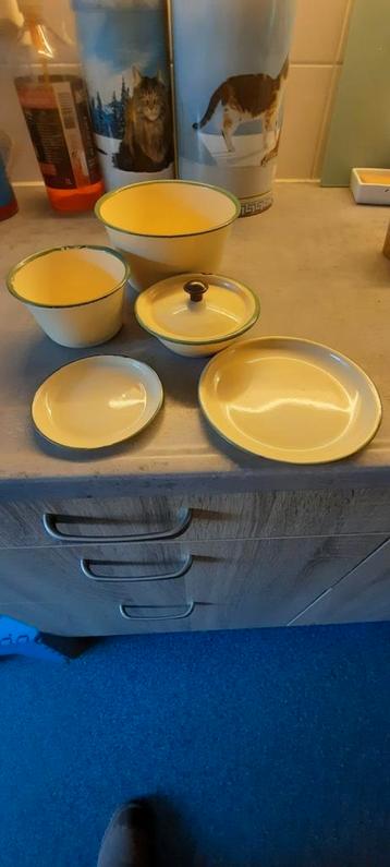 Oud emaille bakjes,deksel, schoteltjes. 6 stuks beschikbaar voor biedingen