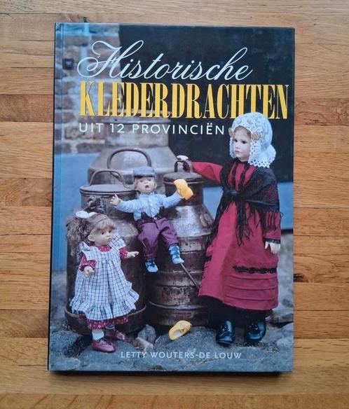 Historische klederdrachten miniatuur uitgevoerd + patronen, Boeken, Hobby en Vrije tijd, Zo goed als nieuw, Borduren en Naaien