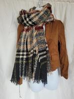 Gave grote warme geruite sjaal 20% wol 135x132 cm, Kleding | Dames, Mutsen, Sjaals en Handschoenen, Maat 38/40 (M), ., Ophalen of Verzenden