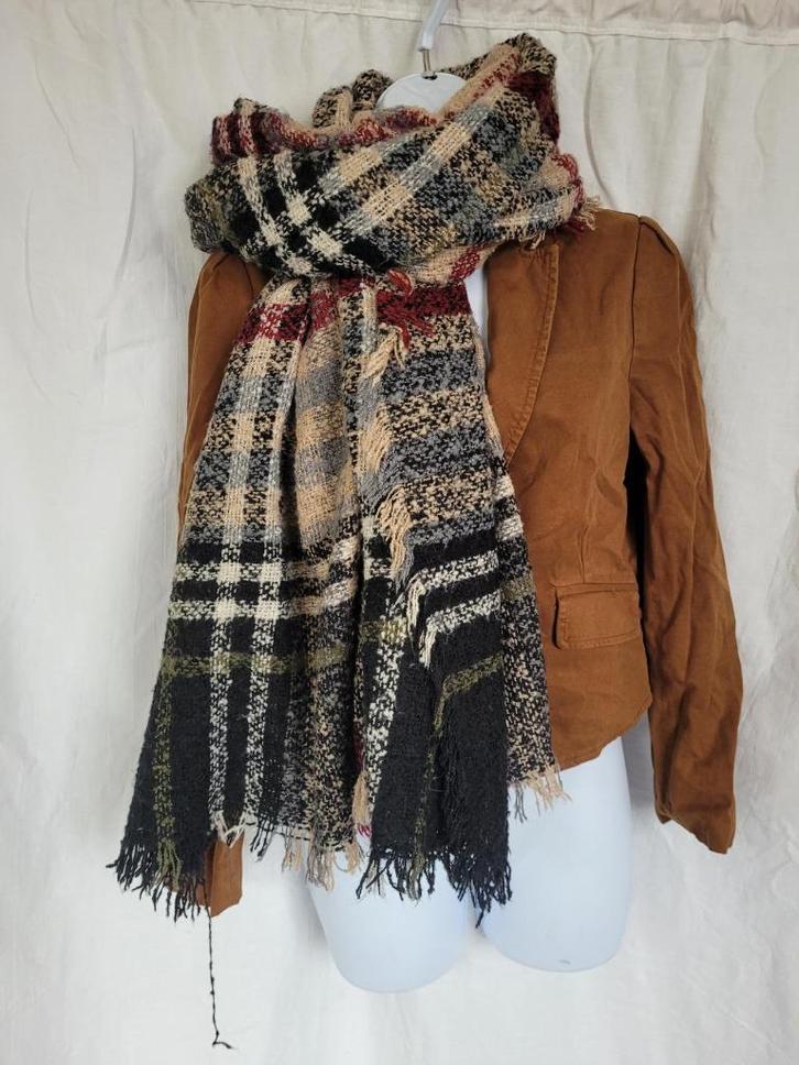 Gave grote warme geruite sjaal 20% wol 135x132 cm, Kleding | Dames, Mutsen, Sjaals en Handschoenen, Zo goed als nieuw, Sjaal, Maat 38/40 (M)