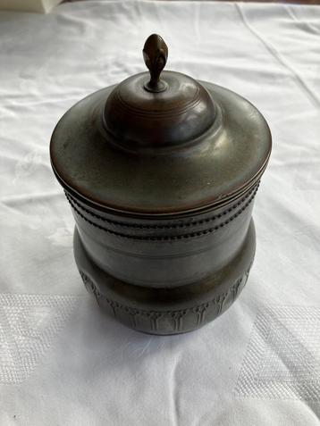 Tabakspot met pijp en tabaksetui beschikbaar voor biedingen