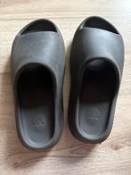 Yeezy slides zwart maat 45, Kleding | Heren, Schoenen, Ophalen of Verzenden, Nieuw, Zwart