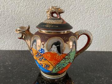 Antieke Japanse Theepot met Geisha en Draak beschikbaar voor biedingen