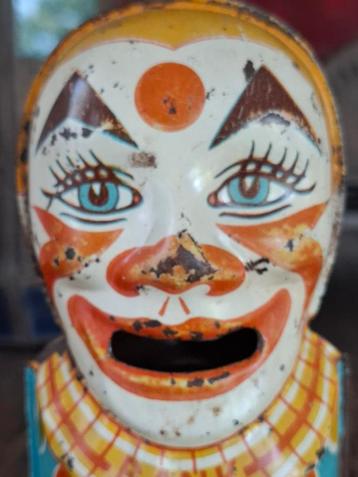 Antieke clown beschikbaar voor biedingen