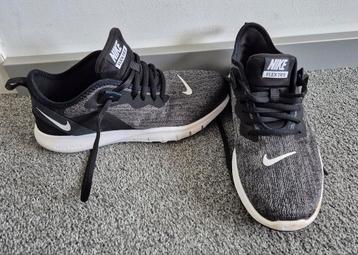 Nike sportschoenen, maat 38 beschikbaar voor biedingen