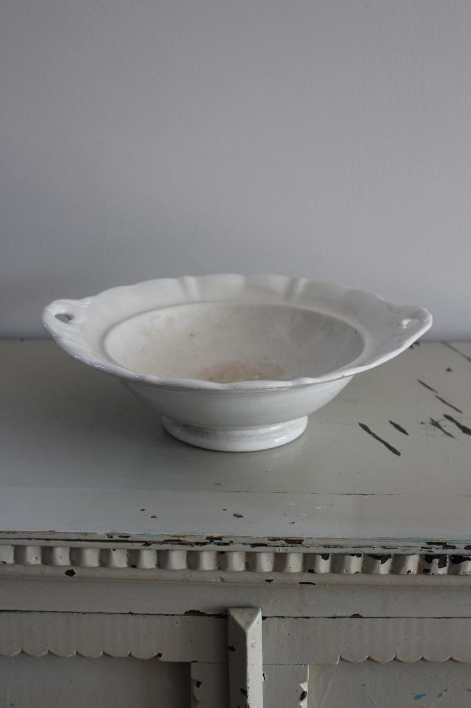 Oude brocante schaal op voet off white Nr.1 *Pronck & Praal*, Antiek en Kunst, Curiosa en Brocante, Ophalen of Verzenden