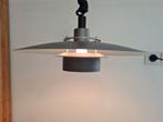 Deense grijs/witte schalen hanglamp Paloma, Gebruikt, Vintage, Ophalen of Verzenden, Metaal