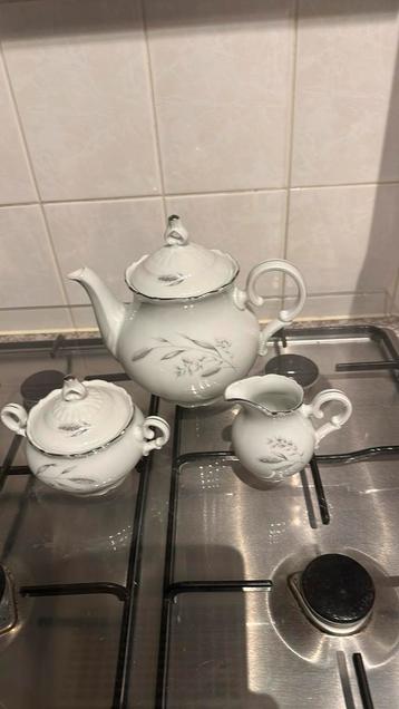 Theepot, suiker ,melkstelletje en schalen  bij elkaar 27,50 beschikbaar voor biedingen