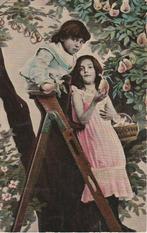 Jongen en meisje op trap - peren plukken, Ophalen of Verzenden, Voor 1920, Gelopen, Kinderen