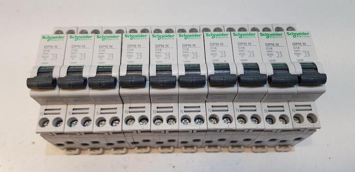 Schneider Groepenkast Automaat DPN N C16 230V (10x), Hobby en Vrije tijd, Elektronica-componenten, Gebruikt, Ophalen of Verzenden