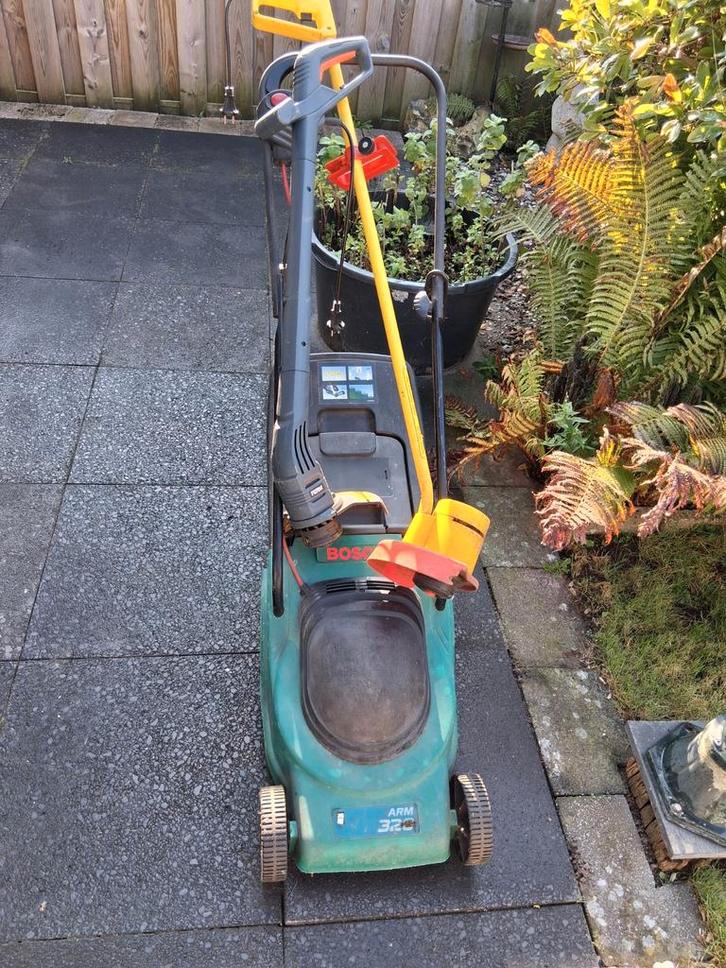 Bosch ARM 320 Grasmaaier + 2 Trimmers, Tuin en Terras, Grasmaaiers, Gebruikt, Elektrische grasmaaier, 30 t/m 39 cm, Cirkelmaaier