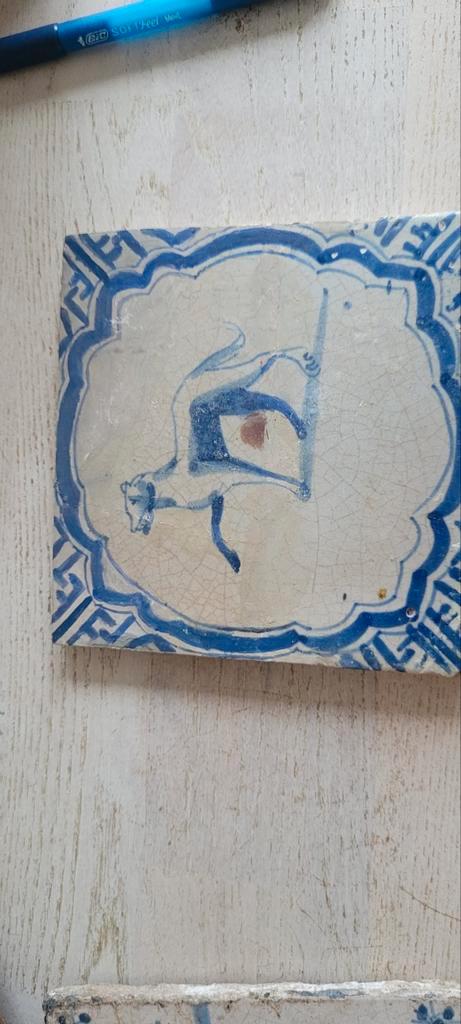 Delfsblauwe Tegel met Hond, Antiek en Kunst, Antiek | Wandborden en Tegels, Ophalen of Verzenden