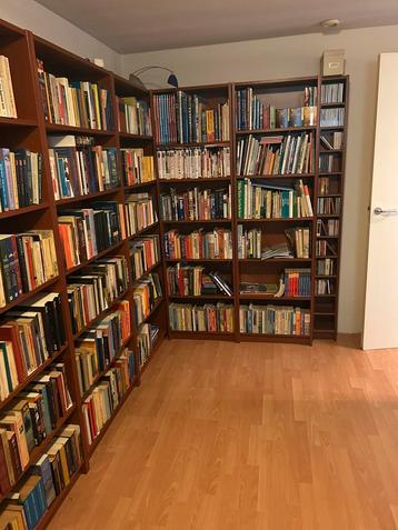 Thuisbibliotheek beschikbaar voor biedingen