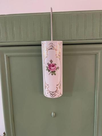 romantisch vaasje muurvaasje. Wit porselein rozen / bloemen beschikbaar voor biedingen