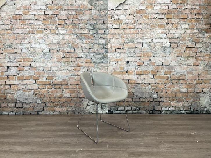 Moroso Fjord grijs bij TheReSales, Huis en Inrichting, Stoelen, Zo goed als nieuw, Twee, Leer, Metaal, Grijs, Ophalen