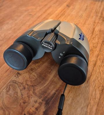 Compacte verrekijker met tas beschikbaar voor biedingen