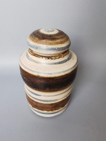 Keramiek dekselpot in de stijl van Jan van Stolk, gemerkt B  beschikbaar voor biedingen