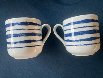 CHURCHILL/ENGLAND: 2 grote mokken wit-blauw 8.8x9.0 beschikbaar voor biedingen