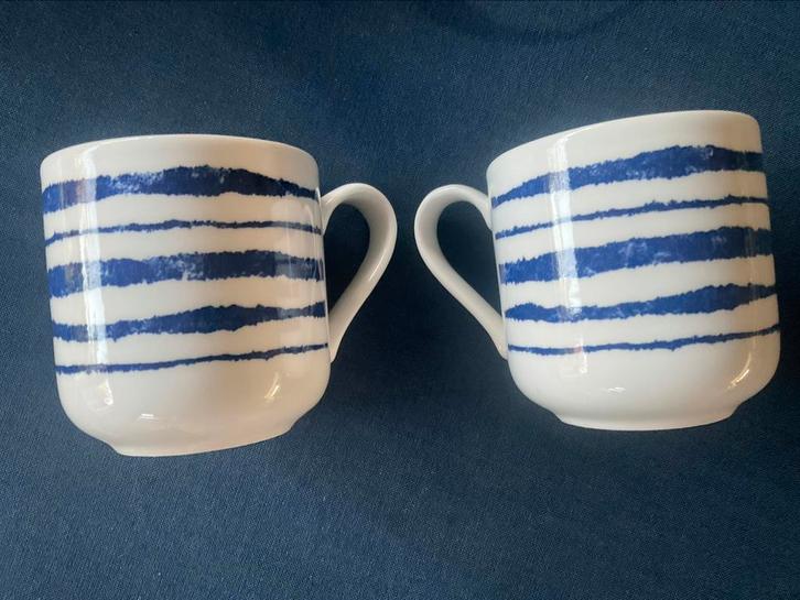 CHURCHILL/ENGLAND: 2 grote mokken wit-blauw 8.8x9.0, Huis en Inrichting, Keuken | Servies, Zo goed als nieuw, Kop(pen) en/of Schotel(s)