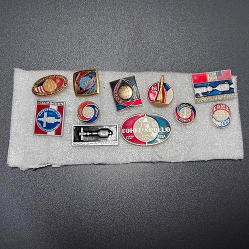 Set van 11 Badges – Apollo-Sojoez Test Project (1975), Verzamelen, Speldjes, Pins en Buttons, Zo goed als nieuw, Ophalen of Verzenden