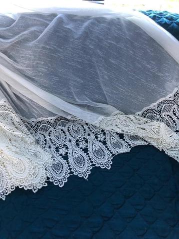 2 afzonderlijke vitrages  beschikbaar voor biedingen