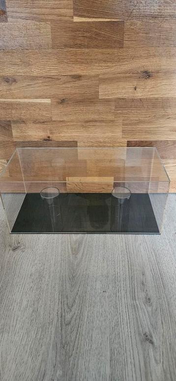 Dubbele helm vitrine 1:2  beschikbaar voor biedingen